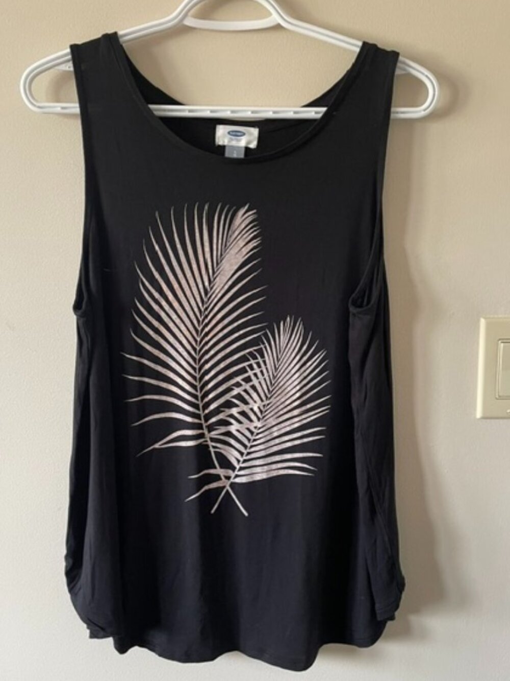 Old Navy Top Black w Gold Feather Imprint on Front Slvless Sz L